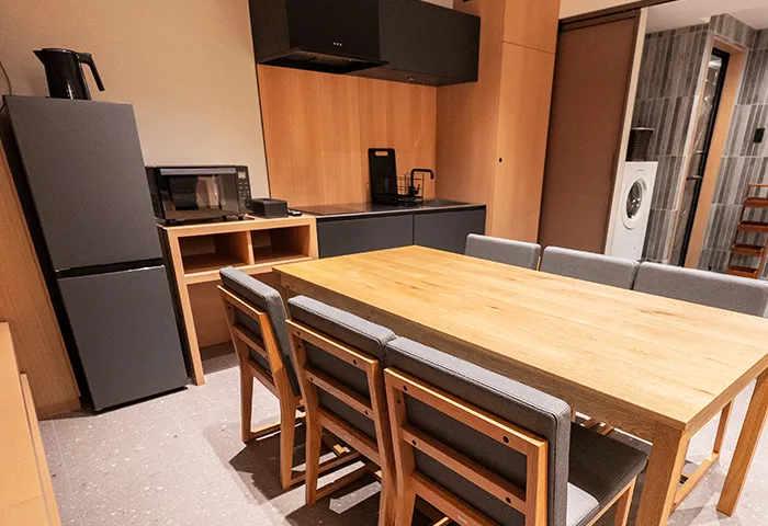 Villa Customa上野:2F:《 禅 》ZENのダイニング＆キッチン 包丁・鍋・フライパン・カトラリー等調理器具備え付け有り