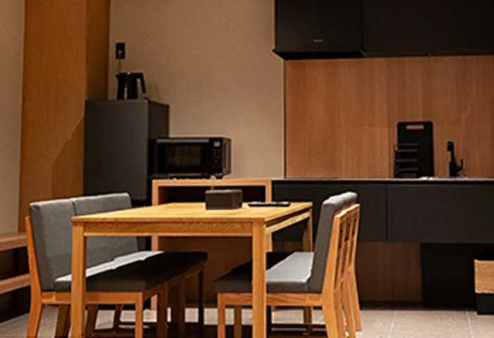 Villa Customa上野:2F:《 禅 》ZENのダイニング＆キッチン 壁にはモニターがあり、NetflixやYouTube、U-NEXT等見ることが出来ます