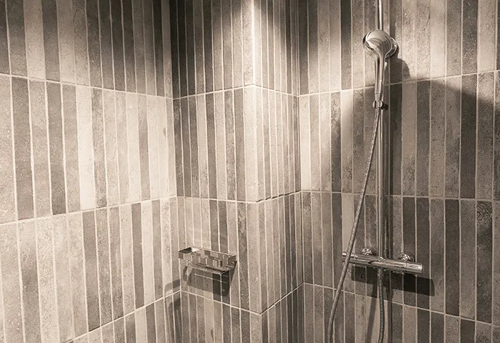 Villa Customa上野:2F:《 禅 》ZENのシャワールーム 広くてシャワーは2つボディソープ・シャンプー・リンスは備え付け有り