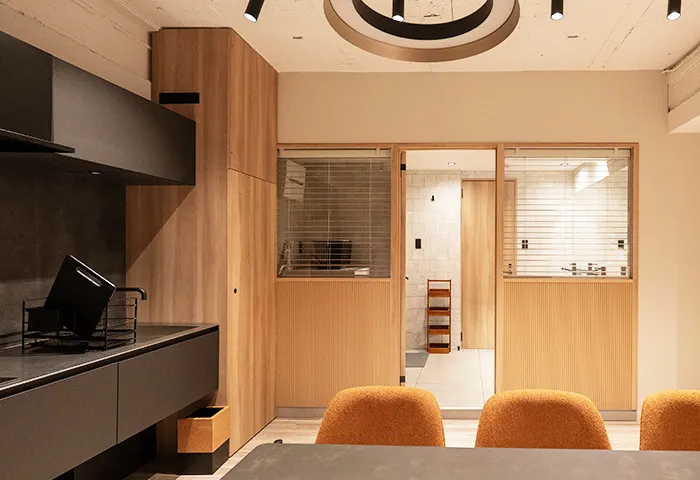 Villa Customa上野:3F:《 琴 》KOTOのダイニング＆キッチン 包丁・鍋・フライパン・カトラリー等調理器具備え付け有り