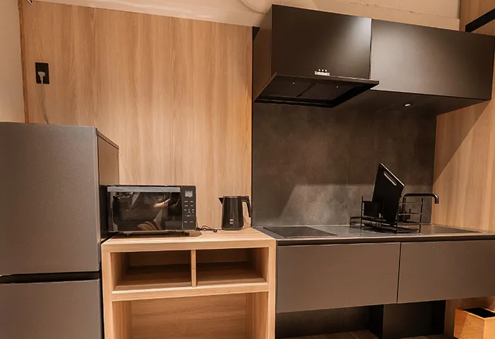 Villa Customa上野:3F:《 琴 》KOTOのダイニング＆キッチン 壁にはモニターがあり、NetflixやYouTube、U-NEXT等見ることが出来ます