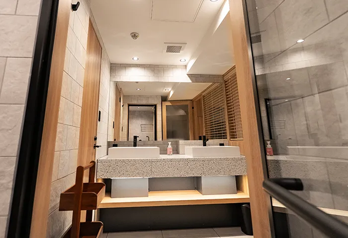 Villa Customa上野:3F:《 琴 》KOTOの洗面所 ドライヤーやヘアーアイロン有り。ブラインドは下げられます