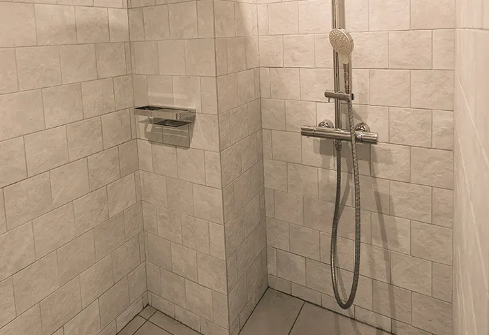 Villa Customa上野:3F:《 琴 》KOTOのシャワールーム 広くてシャワーは2つボディソープ・シャンプー・リンスは備え付け有り