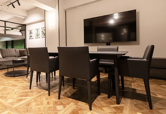 Villa Customa上野:5F:《 翠 》SUIのダイニング＆キッチン 壁にはモニターがあり、NetflixやYouTube、U-NEXT等見ることが出来ます