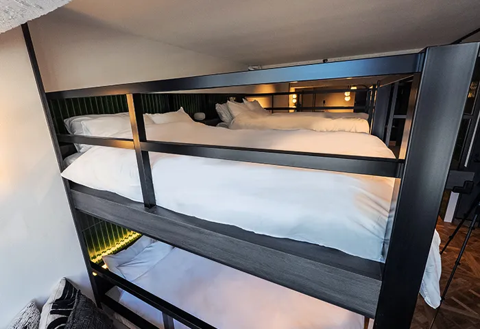 Villa Customa上野:5F:《 翠 》SUIのダブルベッド 8人まで宿泊可能