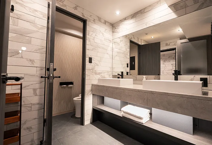 Villa Customa上野:5F:《 翠 》SUIの洗面所 ドライヤーやヘアーアイロン有り。ブラインドは下げられます