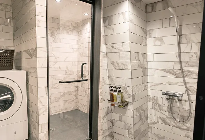 Villa Customa上野:5F:《 翠 》SUIのシャワールーム 広めの室内にボディソープ・シャンプー・リンスは備え付け有り