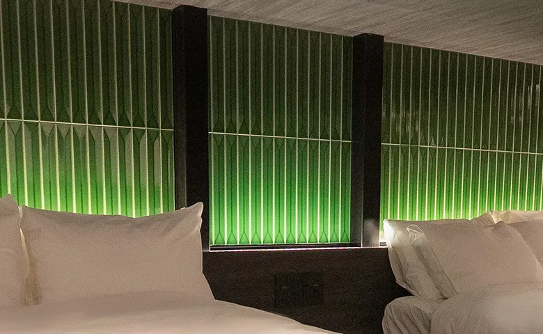 Villa Customa上野:5F:《 翠 》SUIの壁 部屋デザインは階ごとに異なります