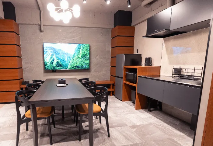 Villa Customa 上野《 橙 》DAIDAI:餐厅和厨房 墙上有显示器，可以看Netflix，YouTube，U-NEXT等。