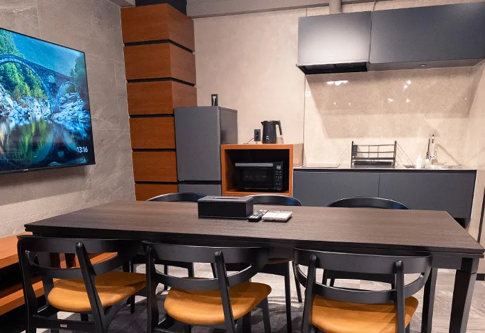 Villa Customa 上野《 橙 》DAIDAI:餐厅和厨房 提供刀具，锅，煎锅和餐具等烹饪用具。