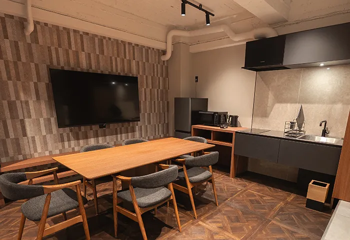 Villa Customa 上野:《 蔵 》KURAのダイニング＆キッチン 包丁・鍋・フライパン・カトラリー等調理器具備え付け有り