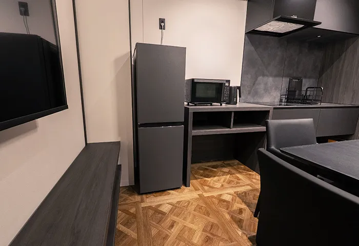 Villa Customa 上野:《 翠 》SUI:餐厅和厨房 提供刀具，锅，煎锅和餐具等烹饪用具。