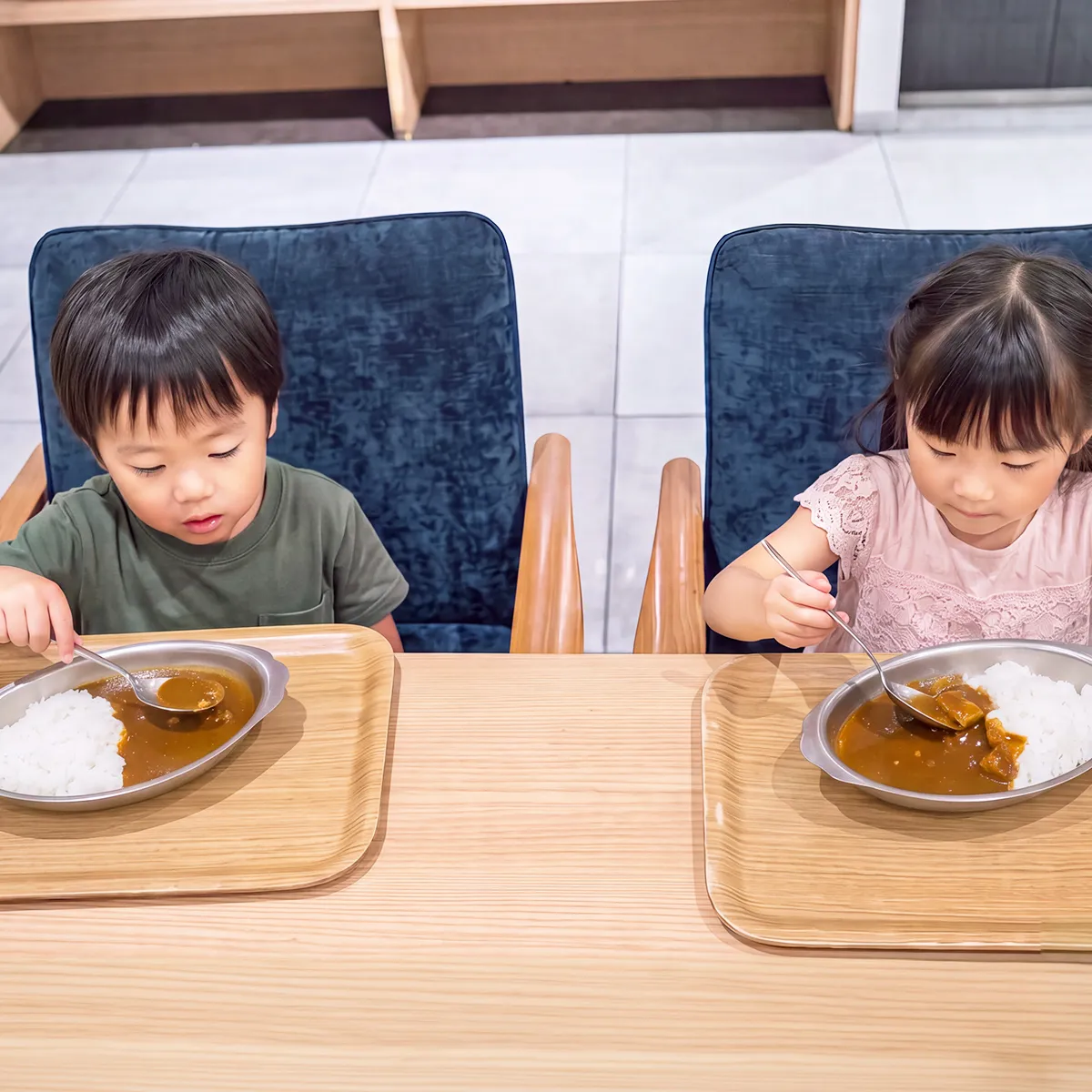 グランカスタマ上野店のラウンジでカレーを食べる子どもたち