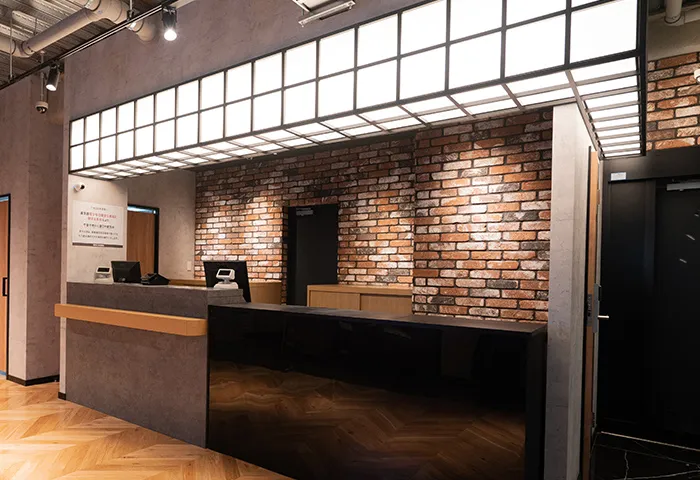 グランカスタマ上野店のフロント。手荷物預かりや湯処等サービス利用の際はフロントにお声がけください。