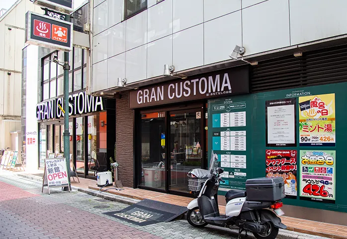 グランカスタマ上野店の外観（本館と新館入口）