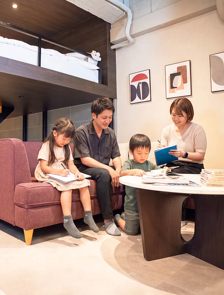 Villa Customaソファで一家団らんしている家族の様子