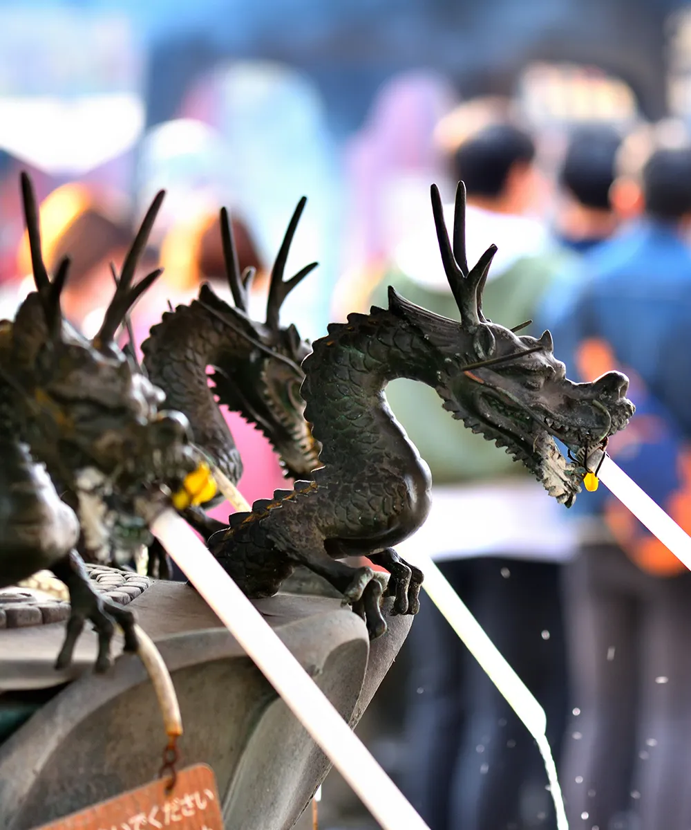 浅草寺内の龍の彫刻
