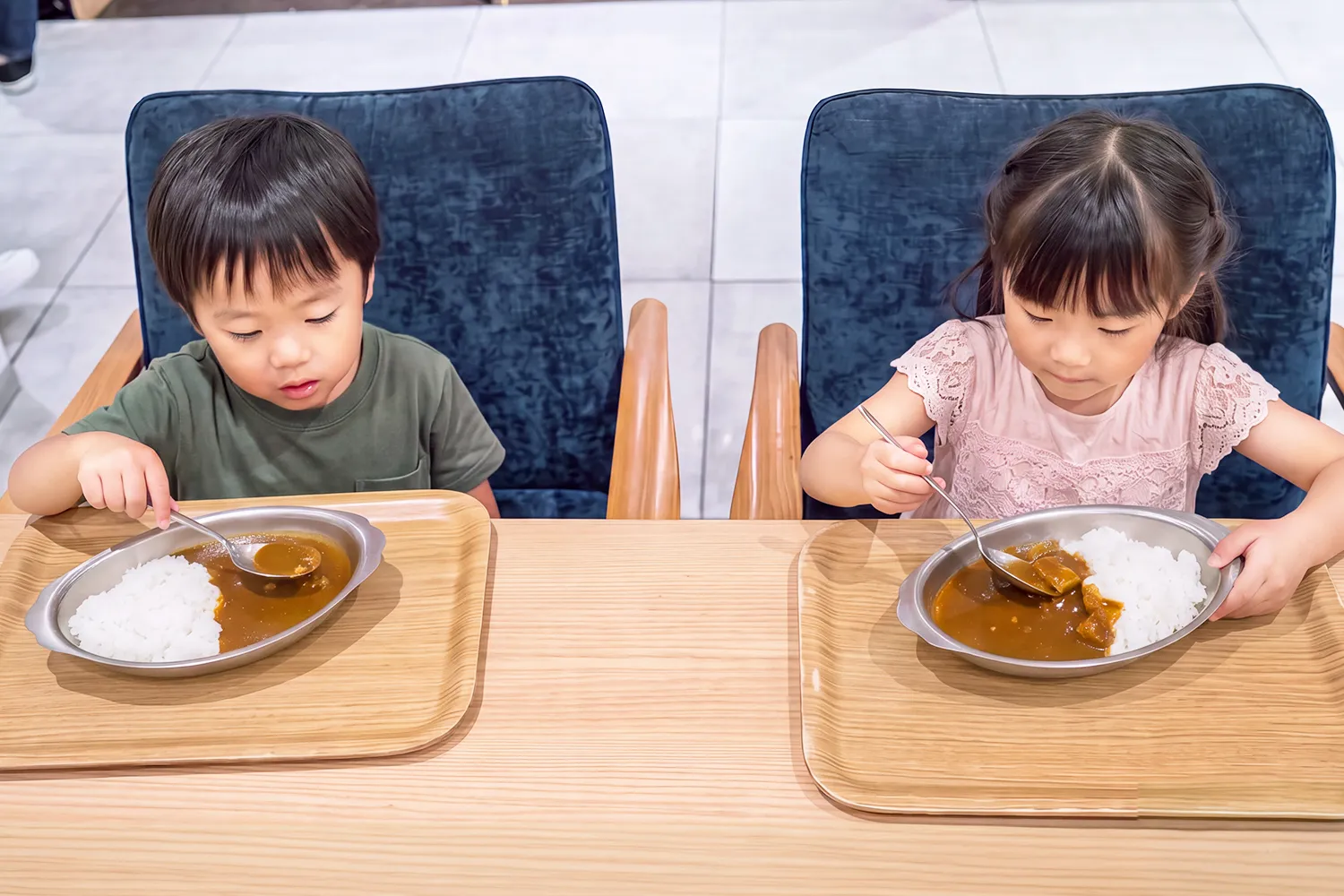 GRAN CUSTOMA上野で提供中のカレーを食べている様子