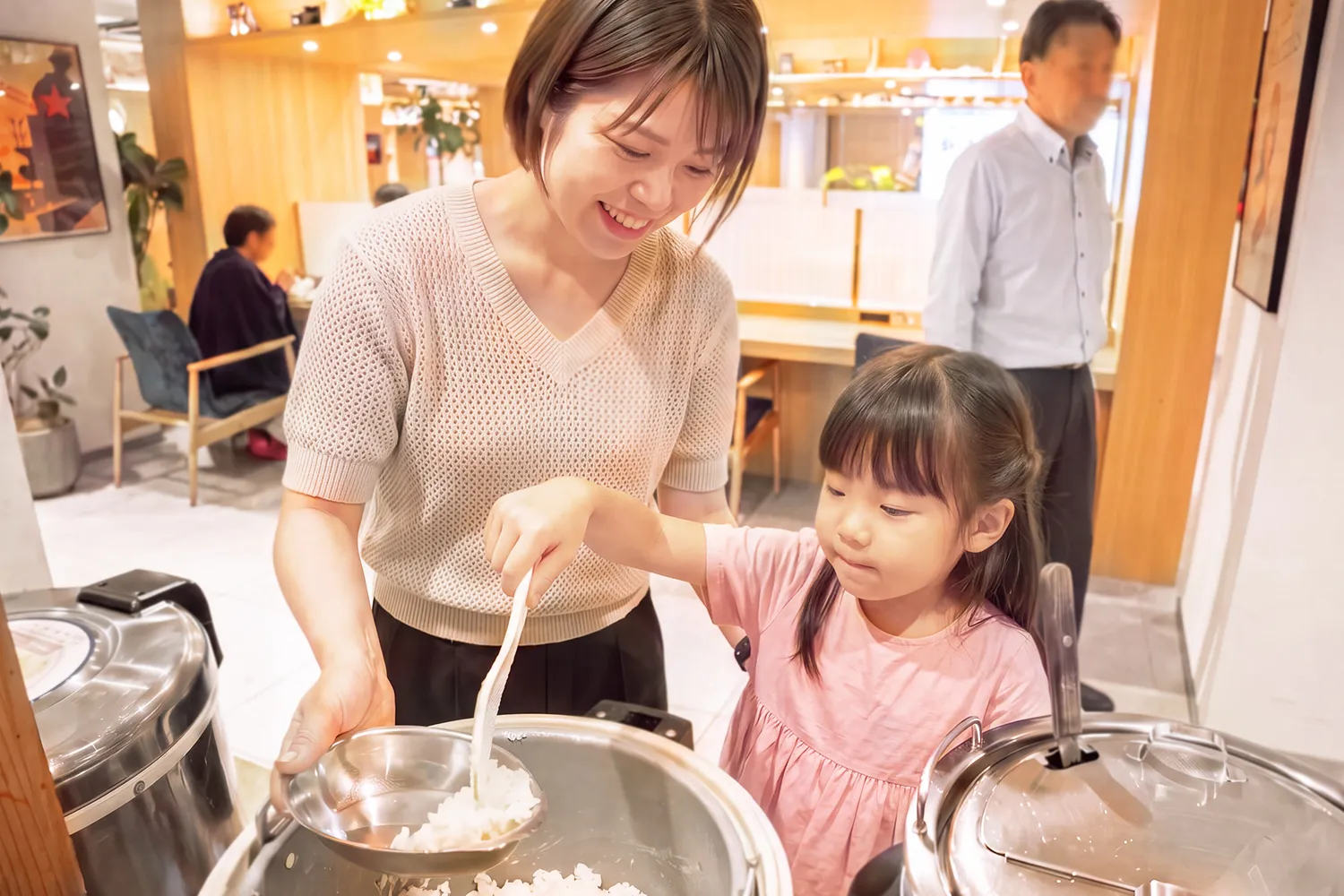 カレーのご飯をお皿によそっている様子